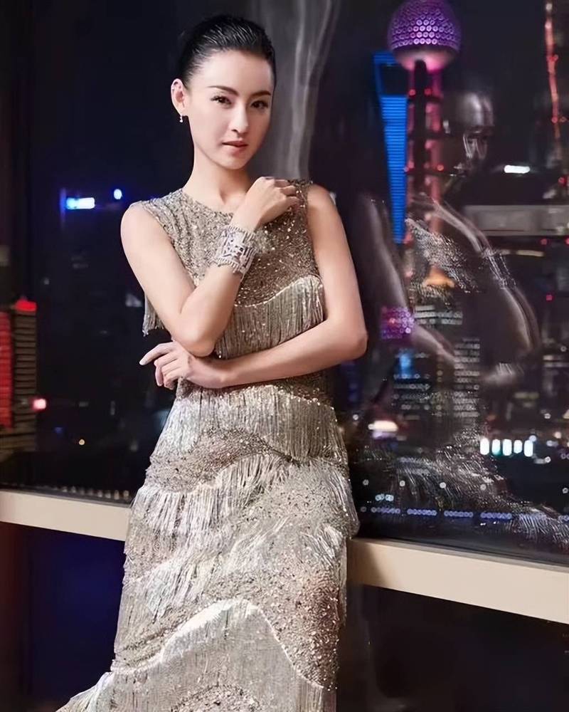 新奥今晚买什么和张柏芝近照撞脸向太与张柏芝像