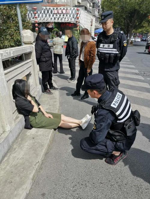 新奥今晚特马上9点30和带妻儿自杀独自逃生与妻子带着孩子跳河